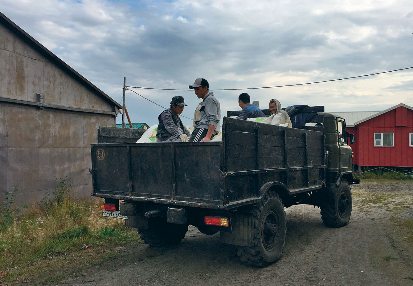 Matwej kehrt er auf einem großen, polternden Lastwagen zurück